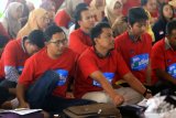 Komunitas Media Sosial menikuti edukasi konten kreatif promosi pariwisata di Pelinggihan Dinas Kebudayaan dan Pariwisata Banyuwangi, Jawa Timur, Kamis (25/7/2019). Kegiatan yang bertema Genposting (gerakan Positive Thingking) tersebut, sebagai strategi promosi pariwisata melalui medis sosial. Antara Jatim/Budi Candra Setya/zk.