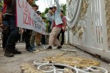 Massa mengatasnamakan Gerakan Mahasiswa Kristen Indonesia (GMKI) berunjuk rasa di depan kantor Gubernur Sumatera Utara, di Medan, Jumat (26/7). Mereka mendesak Pemerintah mencabut izin perusahaan yang diduga merusak Danau Toba. Akibat unjuk rasa tersebut pagar Kantor Gubernur rusak
