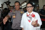 Menteri Luar Negeri Retno Marsudi (kanan) didampingi Kapolda Kalbar Irjen Pol Didi Haryono (kiri) saat kunjungan kerja di Mapolda Kalbar, Kamis (25/7/2019). Dalam kunker tersebut Retno Marsudi menemui korban pengantin pesanan dari Kalbar yang diungkap Polda Kalbar dan melakukan pertemuan tertutup bersama pemangku kepentingan untuk membahas pencegahan TPPO dengan modus perkawinan pesanan di wilayah Kalbar. ANTARA FOTO/Jessica Helena WuysangANTARA FOTO/JESSICA HELENA WUYSANG (ANTARA FOTO/JESSICA HELENA WUYSANG)