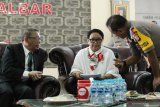 Menteri Luar Negeri Retno Marsudi (tengah) didampingi Gubernur Kalbar Sutarmidji (kedua kiri) dan Kapolda Kalbar Irjen Pol Didi Haryono (kedua kanan) saat kunjungan kerja di Mapolda Kalbar, Kamis (25/7/2019). Dalam kunker tersebut Retno Marsudi menemui korban pengantin pesanan dari Kalbar yang diungkap Polda Kalbar dan melakukan pertemuan tertutup bersama pemangku kepentingan untuk membahas pencegahan TPPO dengan modus perkawinan pesanan di wilayah Kalbar. ANTARA FOTO/Jessica Helena WuysangANTARA FOTO/JESSICA HELENA WUYSANG (ANTARA FOTO/JESSICA HELENA WUYSANG)