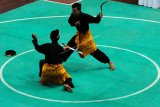 Pesilat dari perguruan Pencak Silat Bintang Timur memperagakan jurus saat bertanding pada kategori seni ganda putra bersenjata pada kejuaraan Pencak Silat Bali International Championship I di GOR Lila Bhuana, Denpasar, Bali, Jumat (26/7/2019). Kejuaraan yang berlangsung 26-28 Juli 2019 tersebut diikuti 1.470 pesilat dari berbagai perguruan Pencak Silat Indonesia, Malaysia dan Singapura dalam upaya penjaringan bibit atlet. ANTARA FOTO/Nyoman Hendra Wibowo/nym.