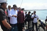 Menteri Perhubungan Budi Karya Sumadi (kedua kiri) didampingi Gubernur Bali Wayan Koster (ketiga kiri) meninjau lokasi rencana pembangunan Dermaga Penyeberangan Sanur di Pantai Matahari Terbit, Sanur, Denpasar, Bali, Jumat (26/7/2019). Menhub meninjau sejumlah lokasi di Bali seperti Dermaga Sanur dan Dermaga Tanah Ampo, Karangasem serta menggelar rapat koordinasi terkait perhubungan udara di Bandara Internasional I Gusti Ngurah Rai. ANTARA FOTO/Fikri Yusuf/nym.