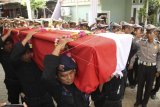 Personel kepolisian membawa jenazah Bripka Rahmat Effendy untuk dimakamkan di Rumah Duka Tapos, Depok, Jawa Barat, Jumat (26/7/2019). Bripka Rahmat Effendy tewas setelah ditembak sesama anggota polisi Bripda RT di Polsek Cimanggis Depok. ANTARA FOTO/ Asprilla Dwi Adha/nym.