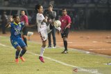 Pesepak bola Persib Bandung Febri Hariyadi (kiri) berusaha mengejar bola yang dikuasai pesepak bola Bali United Irfan Bachdim (kedua kiri) saat pertandingan Sepak Bola Liga 1 2019 di Stadion Si Jalak Harupat, Kabupaten Bandung, Jawa Barat, Jumat (26/7/2019). Pertandingan tersebut dimenangkan Bali United dengan skor 2-0. ANTARA JABAR/M Agung Rajasa/agr