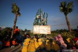 Orang tua dan guru membacakan buku kepada anaknya saat acara puncak Gerakan Nasional Orang Tua Membacakan Buku (Gernas Baku) di Taman Suroboyo, Surabaya, Jawa Timur, Sabtu (27/7/2019). Kegiatan yang diikuti sekitar 150 orang tua, guru dan murid Kelompok Belajar (KB) Taman Asuh Anak Muslim (TAAM) Avicenna tersebut bertujuan untuk menanamkan semangat mencintai dan membaca buku sejak dini kepada anak-anak. Antara Jatim/Moch Asim/zk.