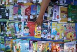 Salah satu orang tua memilih buku untuk dibacakan kepada anaknya saat acara puncak Gerakan Nasional Orang Tua Membacakan Buku (Gernas Baku) di Taman Suroboyo, Surabaya, Jawa Timur, Sabtu (27/7/2019). Kegiatan yang diikuti sekitar 150 orang tua, guru dan murid Kelompok Belajar (KB) Taman Asuh Anak Muslim (TAAM) Avicenna tersebut bertujuan untuk menanamkan semangat mencintai dan membaca buku sejak dini kepada anak-anak. Antara Jatim/Moch Asim/zk.