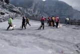 Abu vulkanik pascaerupsi  Tangkuban Parahu mulai dibersihkan