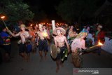 Masyarakat adat Dayak Deah membawa hasil panen untuk mengikuti ritual 'nyerah ngemonta'  rangkaian acara Mesiwah Pare Gumboh di Desa Liyu, Kabupaten Balangan, Kalimantan Selatan, Jumat (26/7/2019)malam.Masyarakat adat Dayak Deah melakukan tradisi tahunan 'Mesiwah Pare Gumboh' yang artinya Syukuran Panen Bersama untuk melestarikan budaya lokal sekaligus ajang promosi berbagai kesenian Dayak Deah.Foto Antaranews Kalsel/Bayu Pratama S.