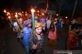 Masyarakat adat Dayak Deah membawa hasil panen untuk mengikuti ritual 'nyerah ngemonta'  rangkaian acara Mesiwah Pare Gumboh di Desa Liyu, Kabupaten Balangan, Kalimantan Selatan, Jumat (26/7/2019)malam.Masyarakat adat Dayak Deah melakukan tradisi tahunan 'Mesiwah Pare Gumboh' yang artinya Syukuran Panen Bersama untuk melestarikan budaya lokal sekaligus ajang promosi berbagai kesenian Dayak Deah.Foto Antaranews Kalsel/Bayu Pratama S.