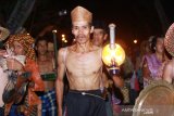 Masyarakat adat Dayak Deah membawa hasil panen untuk mengikuti ritual 'nyerah ngemonta'  rangkaian acara Mesiwah Pare Gumboh di Desa Liyu, Kabupaten Balangan, Kalimantan Selatan, Jumat (26/7/2019)malam.Masyarakat adat Dayak Deah melakukan tradisi tahunan 'Mesiwah Pare Gumboh' yang artinya Syukuran Panen Bersama untuk melestarikan budaya lokal sekaligus ajang promosi berbagai kesenian Dayak Deah.Foto Antaranews Kalsel/Bayu Pratama S.