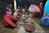 Masyarakat adat Dayak Deah menyerahkan hasil panen kepada tokoh adat Dayak Deah saat ritual Ngemonta (hasil panen) rangkaian acara Mesiwah Pare Gumboh di Desa Liyu, Kabupaten Balangan, Kalimantan Selatan, Jumat (26/7/2019)malam.Masyarakat adat Dayak Deah melakukan tradisi tahunan Mesiwah Pare Gumboh yang artinya Syukuran Panen Bersama untuk melestarikan budaya lokal sekaligus ajang promosi berbagai kesenian Dayak Deah.Foto Antaranews Kalsel/Bayu Pratama S.