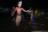 Sejumlah penari dari masyarakat adat Dayak Deah menampilkan tari 'Ape Manukurukng' sehabis ritual Ngemonta (hasil panen) rangkaian acara Mesiwah Pare Gumboh di Desa Liyu, Kabupaten Balangan, Kalimantan Selatan, Jumat (26/7/2019)malam.Masyarakat adat Dayak Deah melakukan tradisi tahunan Mesiwah Pare Gumboh yang artinya Syukuran Panen Bersama untuk melestarikan budaya lokal sekaligus ajang promosi berbagai kesenian Dayak Deah.Foto Antaranews Kalsel/Bayu Pratama S.