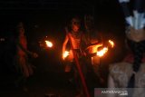 Masyarakat adat Dayak Deah menampilkan atraksi Mandi Api seusai ritual Ngemonta (hasil panen) rangkaian acara Mesiwah Pare Gumboh di Desa Liyu, Kabupaten Balangan, Kalimantan Selatan, Jumat (26/7/2019)malam.Masyarakat adat Dayak Deah melakukan tradisi tahunan Mesiwah Pare Gumboh yang artinya Syukuran Panen Bersama untuk melestarikan budaya lokal sekaligus ajang promosi berbagai kesenian Dayak Deah.Foto Antaranews Kalsel/Bayu Pratama S.