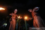 Sejumlah penari dari masyarakat adat Dayak Deah menampilkan tari 'Ape Manukurukng' sehabis ritual Ngemonta (hasil panen) rangkaian acara Mesiwah Pare Gumboh di Desa Liyu, Kabupaten Balangan, Kalimantan Selatan, Jumat (26/7/2019)malam.Masyarakat adat Dayak Deah melakukan tradisi tahunan Mesiwah Pare Gumboh yang artinya Syukuran Panen Bersama untuk melestarikan budaya lokal sekaligus ajang promosi berbagai kesenian Dayak Deah.Foto Antaranews Kalsel/Bayu Pratama S.