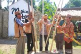 Bupati Balangan Ansharuddin (tengah) bersama tokoh adat Dayak Deah menumbuk Lasung pada puncak acara Mesiwah Pare Gumboh di Desa Liyu, Kabupaten Balangan, Kalimantan Selatan, Sabtu (27/7/2019).Masyarakat adat Dayak Deah melakukan tradisi tahunan Mesiwah Pare Gumboh yang artinya Syukuran Panen Bersama untuk melestarikan budaya lokal sekaligus ajang promosi berbagai kesenian Dayak Deah.Foto Antaranews Kalsel/Bayu Pratama S.