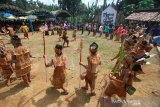 Sejumlah penari dari masyarakat adat Dayak Deah menampilkan tari Mesiwah Pare Gumboh yang berjudul Ngumo Ngentaotn pada puncak acara Mesiwah Pare Gumboh di Desa Liyu, Kabupaten Balangan, Kalimantan Selatan, Sabtu (27/7/2019).Masyarakat adat Dayak Deah melakukan tradisi tahunan Mesiwah Pare Gumboh yang artinya Syukuran Panen Bersama untuk melestarikan budaya lokal sekaligus ajang promosi berbagai kesenian Dayak Deah.Foto Antaranews Kalsel/Bayu Pratama S.