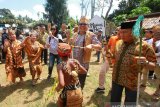 Bupati Balangan Ansharuddin (tengah) menari bersama masyarakat adat Dayak Deah pada puncak acara Mesiwah Pare Gumboh di Desa Liyu, Kabupaten Balangan, Kalimantan Selatan, Sabtu (27/7/2019).Masyarakat adat Dayak Deah melakukan tradisi tahunan Mesiwah Pare Gumboh yang artinya Syukuran Panen Bersama untuk melestarikan budaya lokal sekaligus ajang promosi berbagai kesenian Dayak Deah.Foto Antaranews Kalsel/Bayu Pratama S.