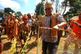 Bupati Balangan Ansharuddin (tengah) menari bersama masyarakat adat Dayak Deah pada puncak acara Mesiwah Pare Gumboh di Desa Liyu, Kabupaten Balangan, Kalimantan Selatan, Sabtu (27/7/2019).Masyarakat adat Dayak Deah melakukan tradisi tahunan Mesiwah Pare Gumboh yang artinya Syukuran Panen Bersama untuk melestarikan budaya lokal sekaligus ajang promosi berbagai kesenian Dayak Deah.Foto Antaranews Kalsel/Bayu Pratama S.