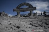 Kondisi Gapura Selamat Datang Gunung Tangkuban Parahu yang tertutup abu vulkanik di Kawasan Wisata Kawah Ratu Tangkuban Parahu, Kabupaten Subang, Jawa Barat, Sabtu (27/7/2019). Kondisi kawasan Wisata Kawah Ratu Gunung Tangkuban Parahu akibat letusan freatik, saat ini tertutup abu vulkanik sekitar setebal 5 cm serta masyarakat umum diimbau untuk tidak beraktivitas sekitar kawasan kawah tersebut dengan radius 500 meter. ANTARA JABAR/Novrian Arbi/agr