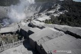 Kondisi sejumlah warung di sekitar Kawah Ratu yang tertutup abu vulkanik akibat letusan freatik Gunung Tangkuban Parahu, Kabupaten Subang, Jawa Barat, Sabtu (27/7/2019). Kondisi kawasan Wisata Kawah Ratu Gunung Tangkuban Parahu akibat letusan freatik, saat ini tertutup abu vulkanik sekitar setebal 5 cm serta masyarakat umum diimbau untuk tidak beraktivitas sekitar kawasan kawah tersebut dengan radius 500 meter. ANTARA JABAR/Novrian Arbi/agr