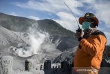 Petugas memantau aktivitas Kawah Ratu pasca letusan freatik di Gunung Tangkuban Parahu, Kabupaten Subang, Jawa Barat, Sabtu (27/7/2019). Kondisi kawasan Wisata Kawah Ratu Gunung Tangkuban Parahu akibat letusan freatik, saat ini tertutup abu vulkanik sekitar setebal 5 cm serta masyarakat umum diimbau untuk tidak beraktivitas sekitar kawasan kawah tersebut dengan radius 500 meter. ANTARA JABAR/Novrian Arbi/agr