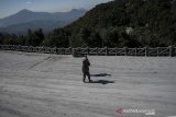 Petugas berjalan di area tertutup abu vulkanik di kawasan Kawah Ratu pasca letusan freatik di Gunung Tangkuban Parahu, Kabupaten Subang, Jawa Barat, Sabtu (27/7/2019).  Kondisi kawasan Wisata Kawah Ratu Gunung Tangkuban Parahu akibat letusan freatik, saat ini tertutup abu vulkanik sekitar setebal 5 cm serta masyarakat umum diimbau untuk tidak beraktivitas sekitar kawasan kawah tersebut dengan radius 500 meter. ANTARA JABAR/Novrian Arbi/agr