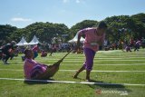 Pelajar mengikuti lomba Tarek Sikuk (Tarik Pelepah Pinang) saat berlangsung Festival Permainan Tradisional Anak di Lapangan Blang Padang, Banda Aceh, Aceh, Sabtu (27/7/2019). Festival Permainan Tradisional Anak yang diikuti 560 pelajar Sekolah Dasar Banda Aceh, menggelar sepuluh jenis permainan anak merupakan rangkaian peringatan Hari Anak Nasional yang bertujuan untuk melestarikan nilai budaya daerah. (Antara Aceh/Indra Wijaya/Apls)