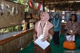 Ketua tim penilai klarifikasi lapangan Lomba Desa dan Kelurahan tingkat Regional II (Jawa-Bali) Indah Aryani (kanan) melakukan penilaian di Desa Kepel, Kecamatan Kare, Kabupaten Madiun, Jawa Timur, Jumat (26/7/2019). Desa Kepel mewakili Provinsi Jawa Timur dalam lomba tersebut setelah terpilih dari 7.724 desa dan kelurahan di Jawa Timur. Antara Jatim/Siswowidodo/zk.