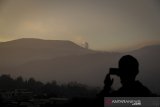 Warga mengabadikan erupsi Gunung Tangkuban Parahu yang tampak dari Mekarwangi, Lembang, Kabupaten Bandung Barat, Jawa Barat, Jumat (26/7/2019). Pos Pengamatan Gunung Api Tangkuban Parahu mencatat, Gunung Tangkuban Parahu mengalami erupsi dengan tinggi kolom kurang lebih 200 meter dengan amplitudo maksimum 38 mm dan durasi lima menit 30 detik. ANTARA JABAR/Raisan Al Farisi/agr