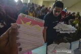 Warga mengantre membuat Kartu Identitas Anak (KIA) pada Gerakan Indonesia Sadar Administrasi Kependudukan (Gisa) di Setda Kabupaten Tasikmalaya, Jawa Barat, Jumat (26/7/2019). Dinas Kependudukan dan Pencatatan Sipil (Disdukcapil) Kabupaten Tasikmalaya membuka layanan pendaftaran pertama sebanyak 400 orang dan ditargetkan akan mencetak KIA sebanyak 4.000 orang se-Kabupaten Tasikmalaya pada tahun 2019. ANTARA JABAR/Adeng Bustomi/agr