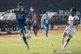 Pesepak bola Persib Bandung Rene Mihelic (kiri) berusaha menguasai bola dari pesepak bola Bali United Fadil (kanan) saat pertandingan Sepak Bola Liga 1 2019 di Stadion Si Jalak Harupat, Kabupaten Bandung, Jawa Barat, Jumat (26/7/2019). Pertandingan tersebut dimenangkan Bali United dengan skor 2-0. ANTARA JABAR/M Agung Rajasa/agr