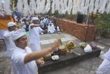 Umat Hindu merayakan ritual perayaan Galungan di Pura Jagat Tulung Urip, Tulungagung, Jawa Timur, Rabu (24/7/2019). Bagi umat Hindu  yang bisa mengendalikan diri, ritual Galungan dirayakan sebagai bentuk penghormatan turunnya arwah leluhur ke bumi  serta bermakna spirtitual agar tidak terkena masalah apapun, baik keluarga, teman atau bahkan masalah hukum selama 210 hari atau sekitar tujuh bulan. Antara Jatim/Destyan Sujarwoko/zk.