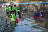 siswa membersihkan sampah dalam kegiatan aksi resik kali Pekan Lingkungan Hidup di sungai kawasan RTH (Ruang Terbuka Hijau) Kebonratu Desa Keplaksari, Kecamatan Peterongan, Kabupaten Jombang, Jawa Timur, Sabtu (27/7/2019). Aksi resik kali dalam rangkah Pekan Lingkungan Hidup ini selain untuk mengembalikan fungsi sungai yang sesungguhnya, juga mengajak warga sadar akan pentingnya kebersihan lingkungan terutama sungai. Antara Jatim/Syaiful Arif/zk