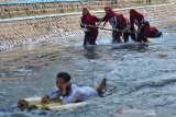  Peserta beradu cepat sampai garis finish saat lomba 