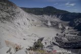 Lansekap Kawah Ratu pascaerupsi Gunung Tangkuban Parahu, di Kabupaten Subang, Jawa Barat, Minggu (28/7/2019). Pos Pengamatan Gunung Api Tangkuban Parahu PVMBG mecatat pada Minggu pagi (28/7) amplitudo getaran berkisar di angka 0,5 mm dibandingkan saat erupsi pada Jumat (26/7) yang mencapai lebih dari 50 mm. ANTARA JABAR/Raisan Al Farisi/agr