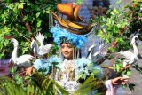 Model memperagakan kostum ethnik pada gelaran Banyuwangi Ethno Carnival di Taman Blambangan, Banyuwangi, Jawa Timur, Sabtu (27/7/2019). Pagelaran busana ethnik yang masuk dalam kalender 100 top even nasional itu, mengangkat tema The King Of Blambangan yang menceritakan tentang kejayaan kerajaan Blambangan pada masanya. Antara Jatim/Budi Candra Setya/zk.