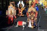 Model memperagakan kostum ethnik pada gelaran Banyuwangi Ethno Carnival di Taman Blambangan, Banyuwangi, Jawa Timur, Sabtu (27/7/2019). Pagelaran busana ethnik yang masuk dalam kalender 100 top even nasional itu, mengangkat tema The King Of Blambangan yang menceritakan tentang kejayaan kerajaan Blambangan pada masanya. Antara Jatim/Budi Candra Setya/zk.