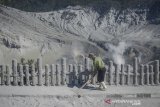 Petugas membersihkan debu vulkanik di sekitar Kawah Ratu pascaerupsi Gunung Tangkuban Parahu, Kabupaten Subang, Jawa Barat, Minggu (28/7/2019). Pengelola Taman Wisata Alam (TWA) Gunung Tangkuban Parahu menutup kawasan wisata hingga dua hari ke depan untuk kegiatan pembersihan dari debu vulkanik. ANTARA JABAR/Raisan Al Farisi/agr