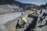 Petugas membersihkan debu vulkanik di sekitar Kawah Ratu pascaerupsi Gunung Tangkuban Parahu, Kabupaten Subang, Jawa Barat, Minggu (28/7/2019). Pengelola Taman Wisata Alam (TWA) Gunung Tangkuban Parahu menutup kawasan wisata hingga dua hari ke depan untuk kegiatan pembersihan dari debu vulkanik. ANTARA JABAR/Raisan Al Farisi/agr