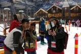 Puluhan anak berkebutuhan khusus bermain salju meriahkan Hari Anak
