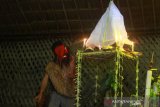 Kepala adat Dayak Deah desa Liyu Ali Ancin Manupeng saat Ritual Mengudang (menyerahkan kepada leluhur) pada puncak acara Mesiwah Pare Gumboh di Desa Liyu, Kabupaten Balangan, Kalimantan Selatan, Sabtu (27/7/2019)malam.Masyarakat adat Dayak Deah melakukan tradisi tahunan Mesiwah Pare Gumboh yang artinya Syukuran Panen Bersama untuk melestarikan budaya lokal sekaligus ajang promosi berbagai kesenian Dayak Deah.Foto Antaranews Kalsel/Bayu Pratama S.