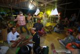 Kepala adat Dayak Deah desa Liyu Ali Ancin bersama Demang Juhri Atak Manupeng saat Ritual Mengudang (menyerahkan kepada leluhur) pada puncak acara Mesiwah Pare Gumboh di Desa Liyu, Kabupaten Balangan, Kalimantan Selatan, Sabtu (27/7/2019)malam.Masyarakat adat Dayak Deah melakukan tradisi tahunan Mesiwah Pare Gumboh yang artinya Syukuran Panen Bersama untuk melestarikan budaya lokal sekaligus ajang promosi berbagai kesenian Dayak Deah.Foto Antaranews Kalsel/Bayu Pratama S.