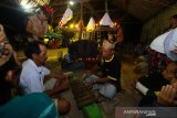 Kepala adat Dayak Deah desa Liyu Ali Ancin bersama Demang Juhri Atak Manupeng saat Ritual Mengudang (menyerahkan kepada leluhur) pada puncak acara Mesiwah Pare Gumboh di Desa Liyu, Kabupaten Balangan, Kalimantan Selatan, Sabtu (27/7/2019)malam.Masyarakat adat Dayak Deah melakukan tradisi tahunan Mesiwah Pare Gumboh yang artinya Syukuran Panen Bersama untuk melestarikan budaya lokal sekaligus ajang promosi berbagai kesenian Dayak Deah.Foto Antaranews Kalsel/Bayu Pratama S.