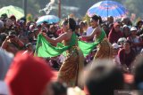 Dua orang pemudi menari gambyong saat acara Larung Sesaji dan Labuh Bumi di bantaran sungai Brantas Kota Kediri, Jawa Timur, Minggu (28/7/2019). Upacara adat rangkaian hut ke-1140 Kota Kediri tersebut diselenggarakan sebagai tolak bala sekaligus wujud rasa syukur kepada Tuhan yang maha Esa atas rejeki yang berlimpah. Antara Jatim/Prasetia Fauzani/zk.