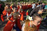 Sejumlah pemudi mengikuti kirab Larung Sesaji dan Labuh Bumi di bantaran sungai Brantas Kota Kediri, Jawa Timur, Minggu (28/7/2019). Upacara adat rangkaian hut ke-1140 Kota Kediri tersebut diselenggarakan sebagai tolak bala sekaligus wujud rasa syukur kepada Tuhan yang maha Esa atas rejeki yang berlimpah. Antara Jatim/Prasetia Fauzani/zk.