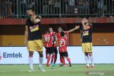 Pesepak bola Madura United (MU) melakukan selebrasi usai mencetak gol ke gawang Perseru Badak Lampung dalam laga Shopee Liga 1 di Stadion Gelora Madura Ratu Pamelingan (SGMRP) Pamekasan, Jawa Timur, Sabtu (27/7/2019). MU menggulung Perseru Badak Lampung dengan skor 5-0. Antara Jatim/Saiful Bahri/zk.