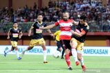 Pesepak bola Madura United (MU) Aleksandar Rakic (ke dua kanan) berusaha melewati pesepak bola Perseru Badak Lampung Yamashita Kunihiro (kanan) dalam laga Shopee Liga 1 di Stadion Gelora Madura Ratu Pamelingan (SGMRP) Pamekasan, Jawa Timur, Sabtu (27/7/2019). MU menggulung Perseru Badak Lampung dengan skor 5-0. Antara Jatim/Saiful Bahri/zk.