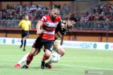 Pesepak bola Madura United (MU) Aleksandar Rakic (kiri) berusaha melewati pesepak bola Perseru Badak Lampung Yamashita Kunihiro (kanan) dalam laga Shopee Liga 1 di Stadion Gelora Madura Ratu Pamelingan (SGMRP) Pamekasan, Jawa Timur, Sabtu (27/7/2019). MU menggulung Perseru Badak Lampung dengan skor 5-0. Antara Jatim/Saiful Bahri/zk.