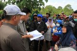 Ketua Majelis Hakim Pengadilan Suka Makmue Arizal Anwar (dua kiri) didampingi hakim anggota, warga serta tim hukum Kementerian Lingkungan Hidup dan Kehutanan (KLHK) melakukan pemeriksaan setempat atau sidang lapangan di kawasan hutan gambut Rawa Tripa, Nagan Raya, Aceh, Senin (29/7/2019). Sidang lapangan tersebut terkait gugatan masyarakat yang menolak eksekusi putusan Pengadilan Negeri Meulaboh tentang pembakaran hutan oleh PT Kalista Alam pada tahun 2012 karena warga mengklaim lahan tersebut milik mereka. (Antara Aceh/Syifa Yulinnas)