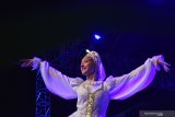 Kontingen dari Rusia tampil di atas panggung saat mengikuti Festival 'Mask and Folklore' Internasional di Alun-alun Ponorogo, Jawa Timur, Minggu (28/7/2019) malam. Festival yang digelar Pemkab Ponorogo tersebut selain diikuti tuan rumah Indonesia juga kontingen dari tujuh negara, yaitu Rusia, Slovakia, Uzbekistan, Korea Selatan, Timor Leste, Ekuador, Meksiko, dimaksudkan utuk memproposikan potensi Ponorogo ke melalui delegasi festival. Antara Jatim/Siswowidodo/zk.